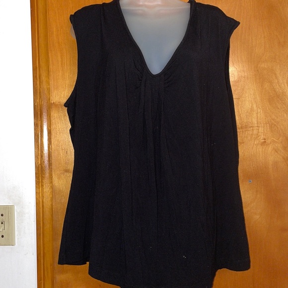 Black sleeveless V neck top with pleat in middle - Picture 1 of 4